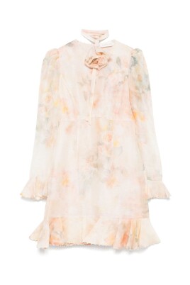 robe-longue-fleurie-en-tissu-nude-ecrase