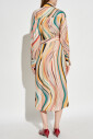 robe-avec-une-ceinture-a-la-taille