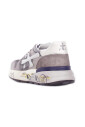 baskets-grises-en-daim-logo-semelle-en-caoutchouc