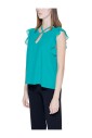 groene-blouse-met-volant-v-hals