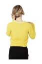 cardigan-jaune-avec-perles-et-encolure-bijou
