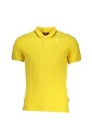 polo-jaune-en-contraste-ensoleille
