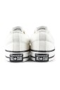 witte-canvas-sneakers-met-zwart-logo