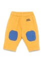 pantalon-jaune-en-coton-design-matelasse