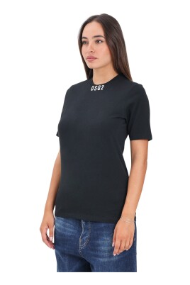 t-shirt-noir-avec-logo-brode