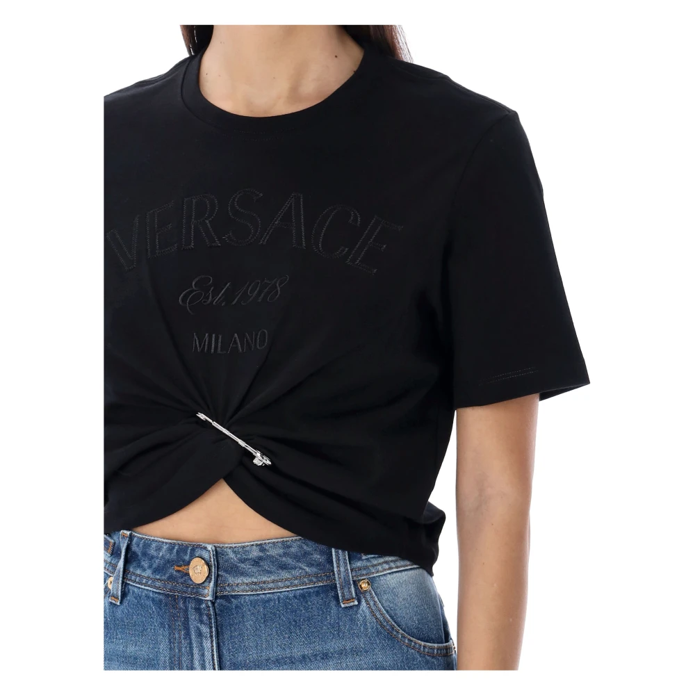 Versace Stamp Crop T-Shirt met veiligheidsspeld detail Black Dames