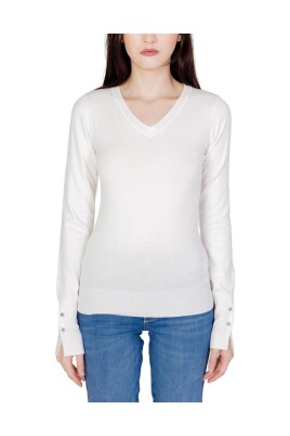 white-cotton-knit-top