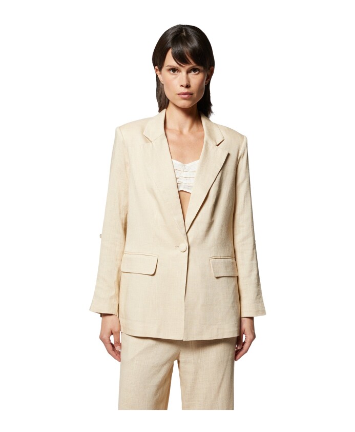 blazer-croise-avec-une-coupe-legerement-oversize