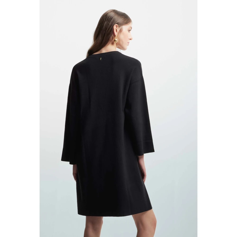 Kocca Gebreide jurk met V-hals en ketting Black Dames
