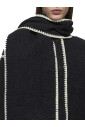 manteau-gris-en-laine-avec-echarpe-a-franges