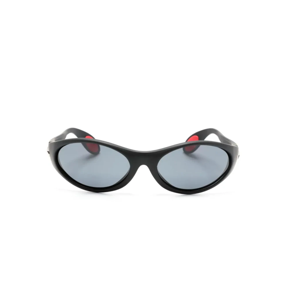 Sorte solbriller av gummi med fargede linser