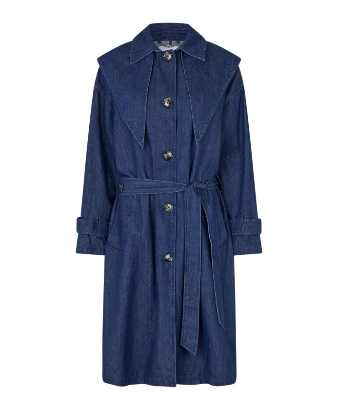 klassieke-denimjas-met-riem-en-sjaal