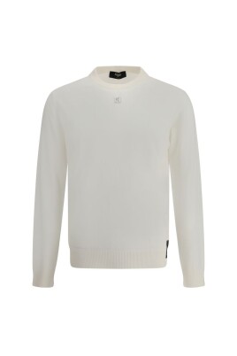 ribbed-wool-sweater-with-metal-plaque