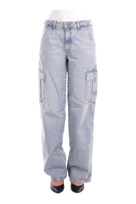 jeans-avec-logo-au-dos