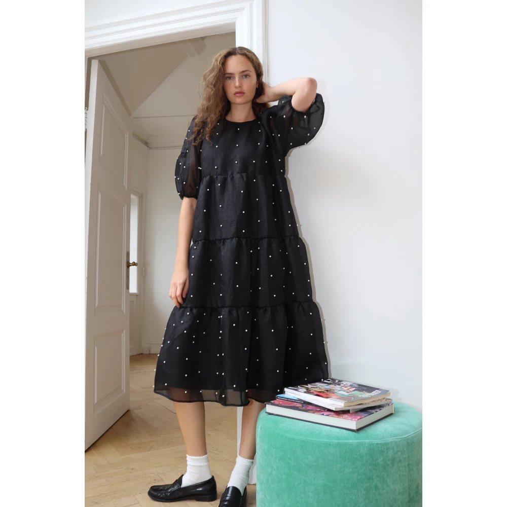 Cras Elegante Zwarte Jurk met Pofmouwen Black Dames