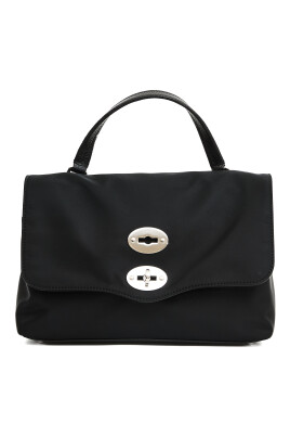 chic-black-handbag-with-leather-accents