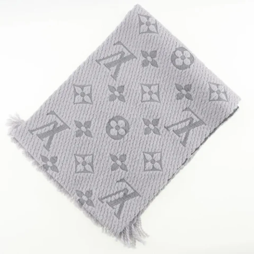 Louis Vuitton Vintage Pre-owned Wool scarves Gray Dames