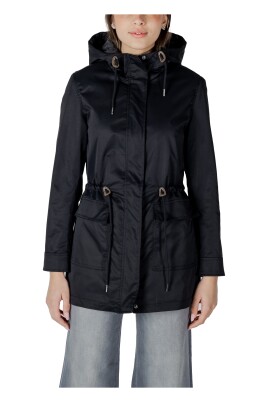 black-button-up-jacket-with-pockets