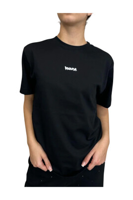 short-sleeve-t-shirt-with-unique-details