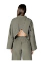 chemisier-vert-a-col-classique-et-boutons