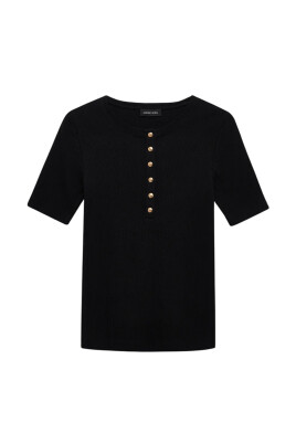 t-shirt-noir-a-manches-courtes-a-boutons