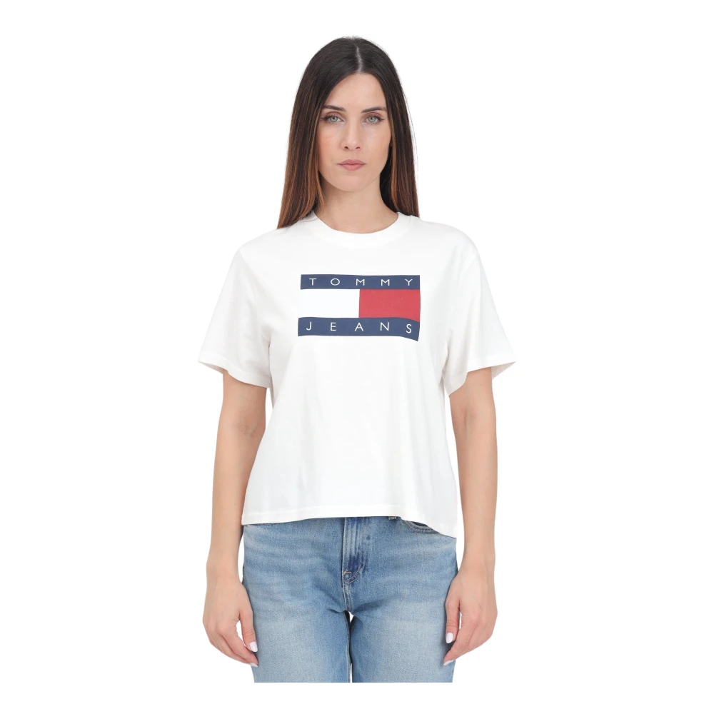 Tommy Jeans Witte Streetwear T-shirt met Vlag Badge White Dames