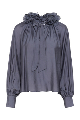 feminine-blouse-with-beautiful-details