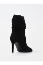 bottines-en-daim-noires