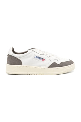 chaussures-daction-inspirees-du-vintage-en-blanc-gris