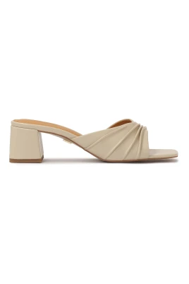 Skrynklat läder klack flip-flops