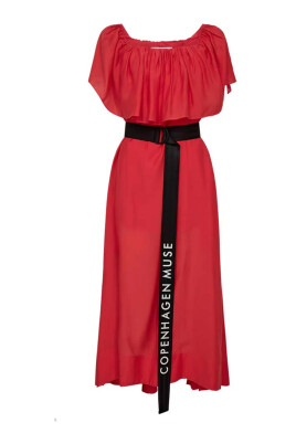 off-shoulder-klanning-med-volang-och-balte