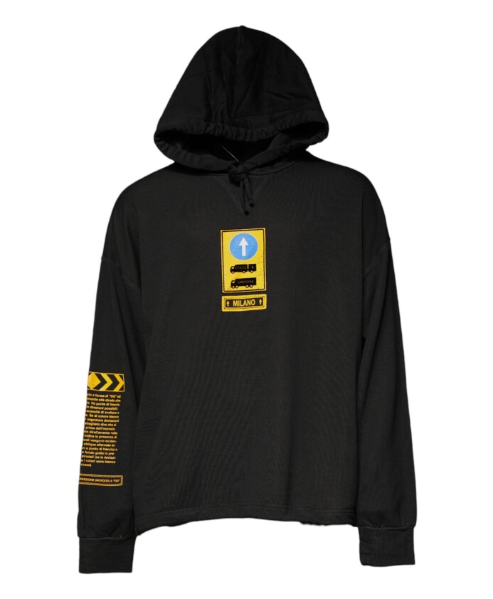 zwarte-katoenen-hoodie-met-schild-sweater