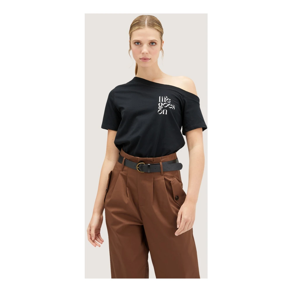 Motivi T-shirt met asymmetrische halslijn en logo Black Dames