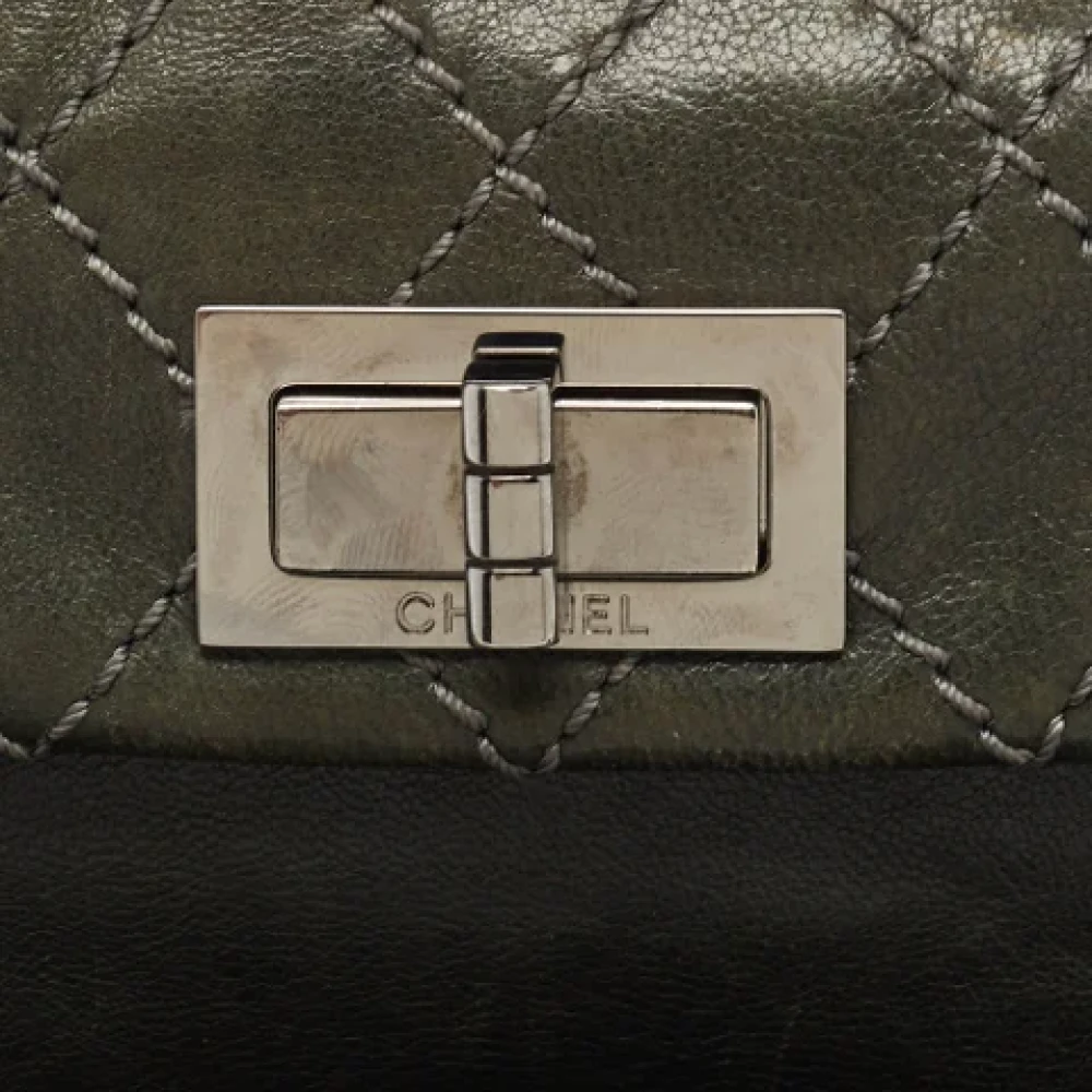 Chanel Vintage Pre-owned Leather clutches Gray Dames