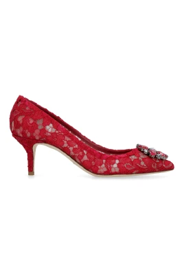 Pumps i spets med strassapplikation