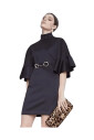 robe-courte-noire-avec-detail-dore-a-la-taille