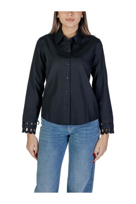 chemise-noire-a-col-roule-et-poignets