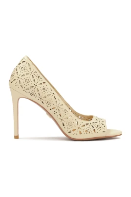 Krämfärgade peep toe-pumps med öppet mönster.Denna produkt är liten i storleken.
