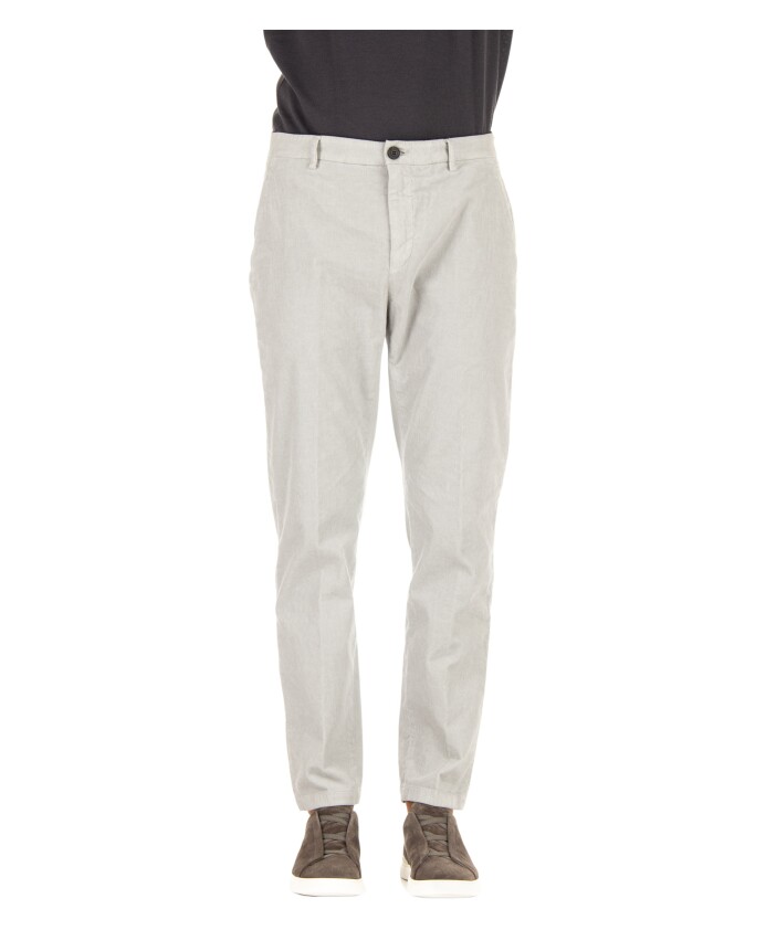 pantalon-gris-clair-avec-bouton-cache
