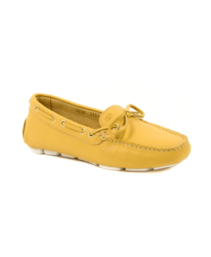 mocassin-en-cuir-jaune-avec-detail