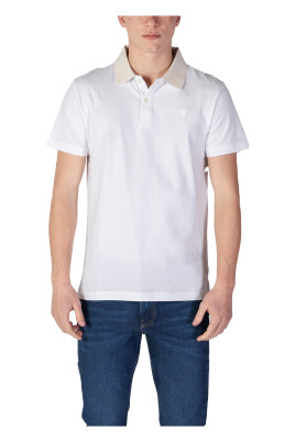 polo-blanc-avec-boutons