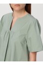 chemisier-vert-sauge-a-col-en-v
