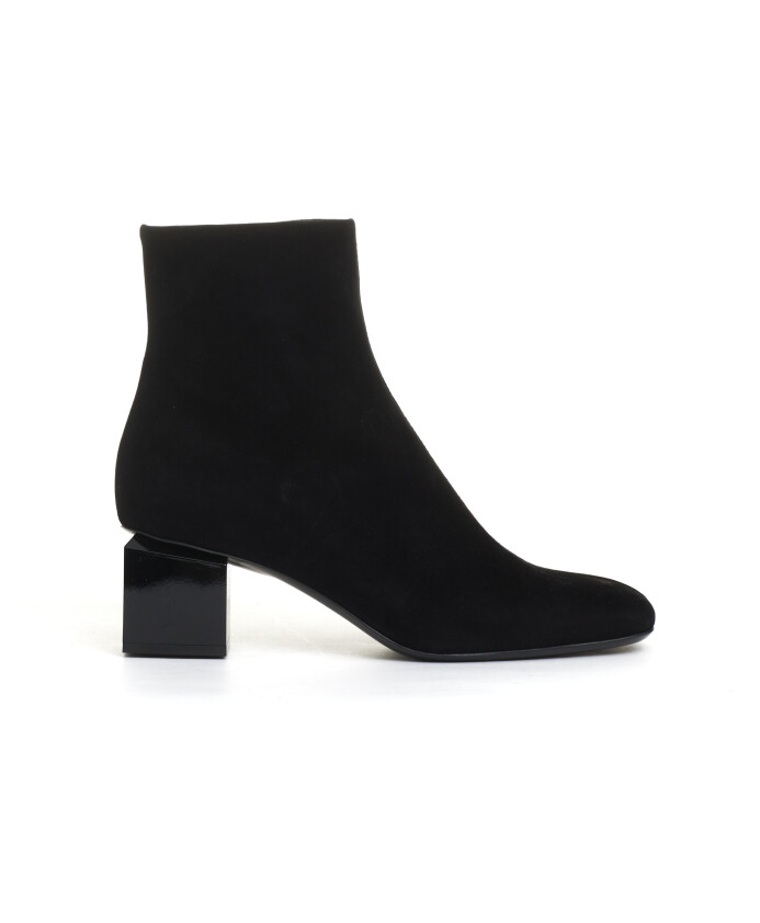 bottines-noires-en-daim-a-bout-carre