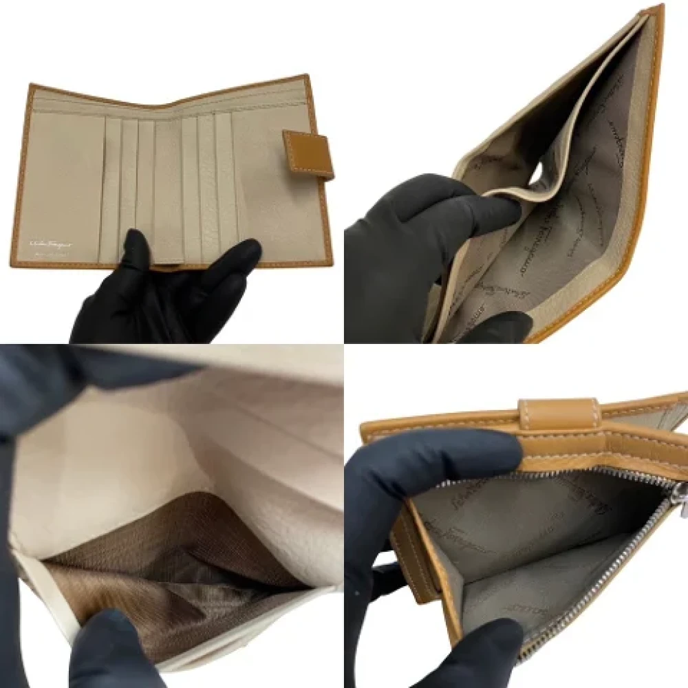 Salvatore Ferragamo Pre-owned Leather wallets Beige Dames