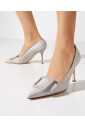 escarpins-gris-en-cuir-motif-crocodile