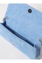 pochette-en-daim-bleu-avec-boucle