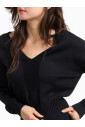 pull-noir-a-col-en-v-avec-detail-contraste