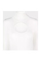 pull-blanc-avec-decoupe-a-l-encolure
