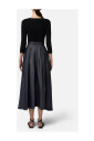 pull-noir-avec-col-en-v-et-details-dores