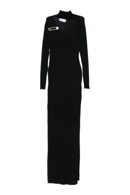 robe-noire-a-epingle-de-surete
